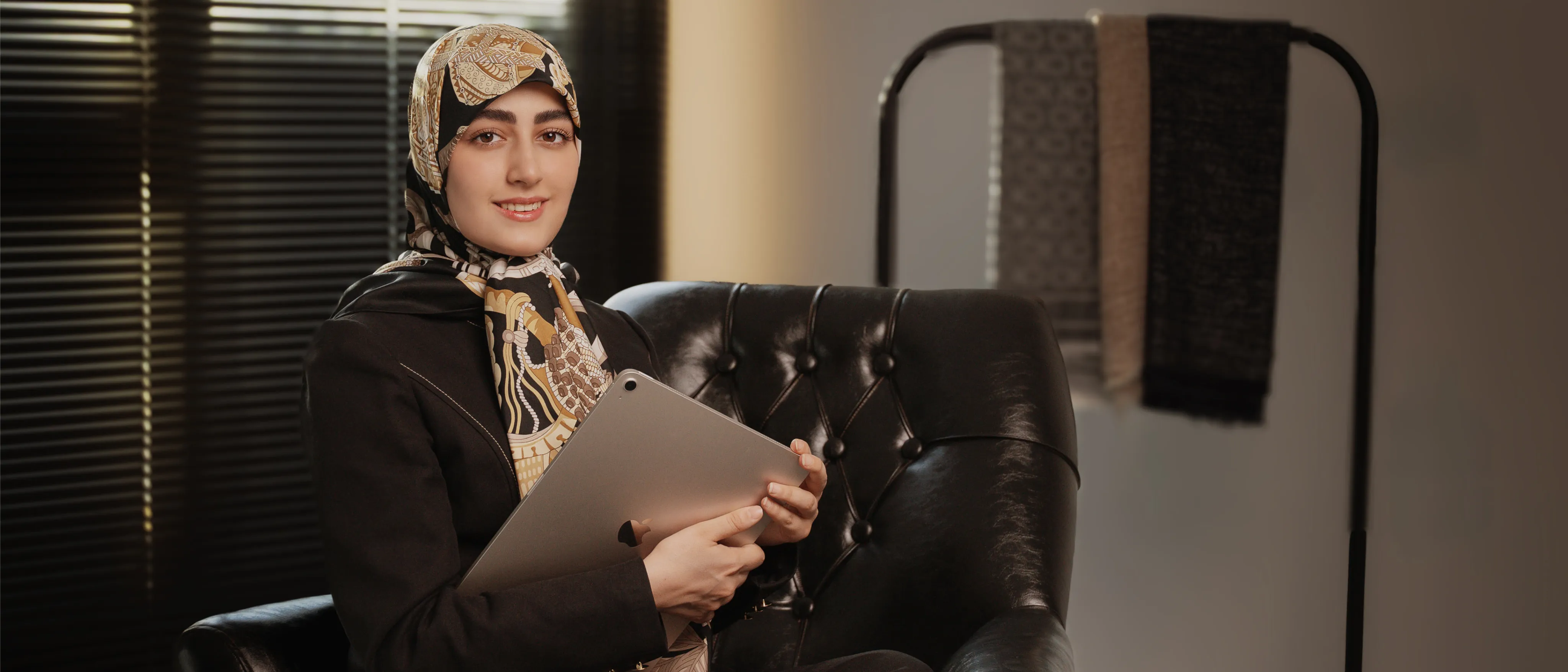 دو خانم با روسری طرح‌دار در حال بررسی تبلت در محیط کاری